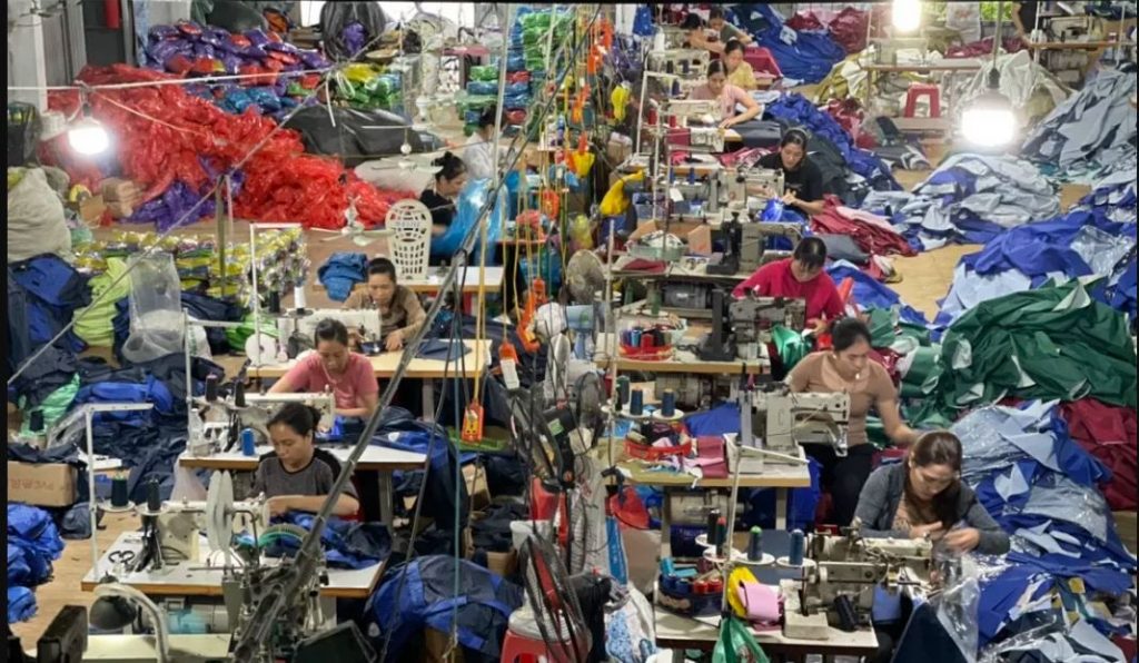 Xưởng may áo mưa công ty Hoa Nguyên